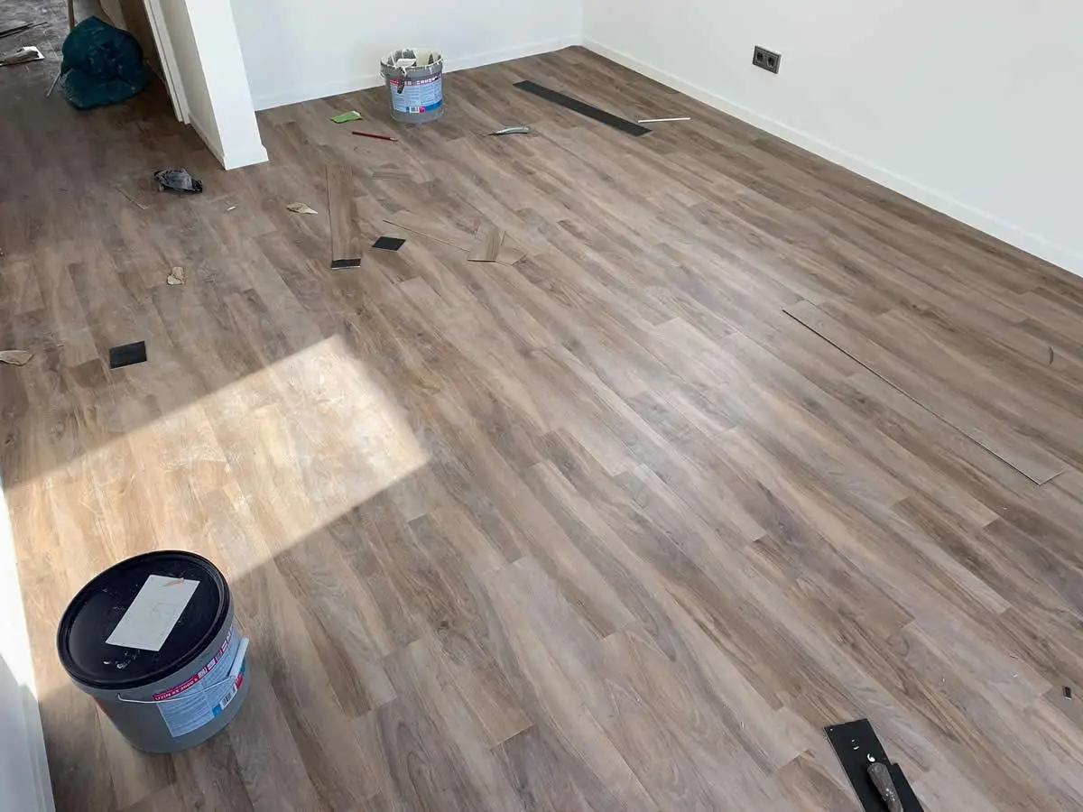 In Ameland bij een vakantiewoning 140 m2 vloer geschuurd en pvc vloer gelegd. In Ameland bij een vakantiewoning 140 m2 vloer geschuurd en pvc vloer gelegd.