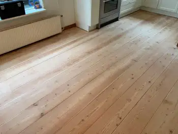 in Appingedam houten Larix vloer geschuurd en afgewerkt met olie in Appingedam houten Larix vloer geschuurd en afgewerkt met olie