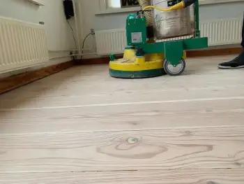 in Appingedam houten Larix vloer geschuurd en afgewerkt met olie in Appingedam houten Larix vloer geschuurd en afgewerkt met olie