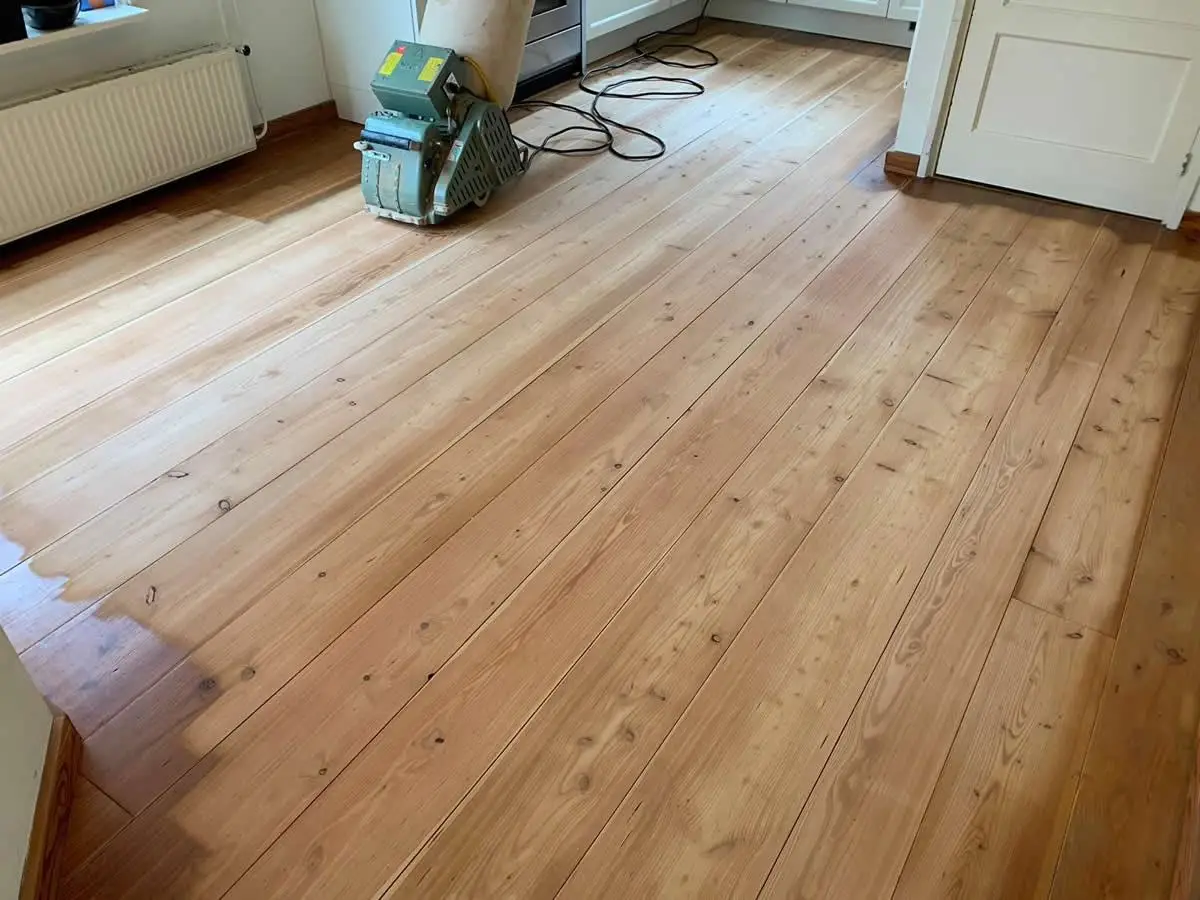 in Appingedam houten Larix vloer geschuurd en afgewerkt met olie in Appingedam houten Larix vloer geschuurd en afgewerkt met olie