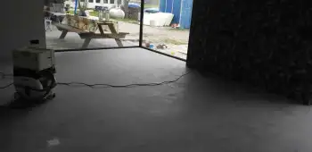 In Beilen een betonvloer geschuurd en coating aangebracht.