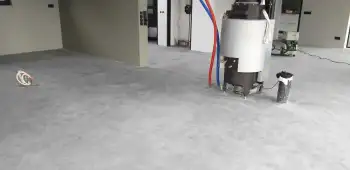 In Beilen een betonvloer geschuurd en coating aangebracht. In Beilen een betonvloer geschuurd en coating aangebracht.