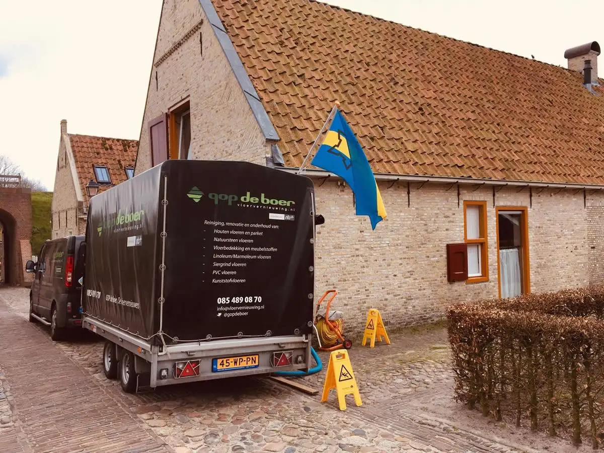 Tapijt dieptereiniging bij de gasterije in de vesting van Bourtange Tapijt dieptereiniging bij de gasterije in de vesting van Bourtange