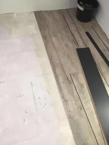 PVC vloer gelegd met een zwarte bies in Groningen