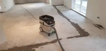 Woonkamer vloer geëgaliseerd en houten vloeg gelegd in Haren Woonkamer vloer geëgaliseerd en houten vloeg gelegd in Haren