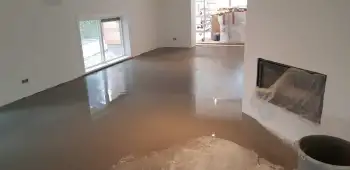 Woonkamer vloer geëgaliseerd en houten vloeg gelegd in Haren Woonkamer vloer geëgaliseerd en houten vloeg gelegd in Haren