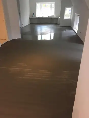 Woonkamer vloer geëgaliseerd en houten vloeg gelegd in Haren Woonkamer vloer geëgaliseerd en houten vloeg gelegd in Haren