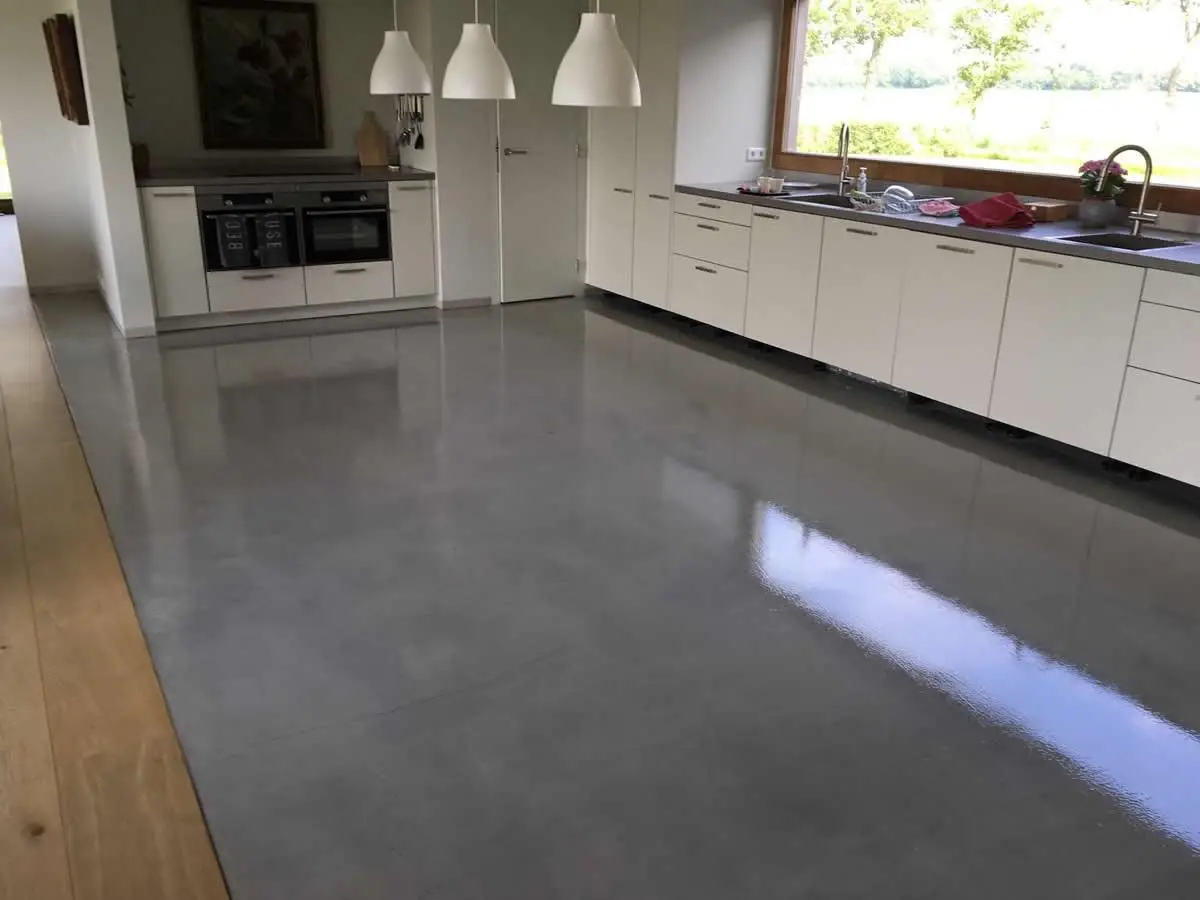 Kloosterburen een betonvloer in de pu 2k coating gezet