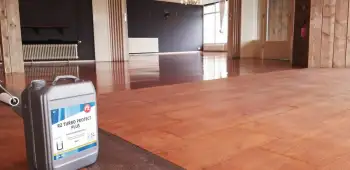 Bij het Strandpaviljoen Meerwijc in Kropswolde 270 vierkante meter PVC vloer gereinigd Bij het Strandpaviljoen Meerwijc in Kropswolde 270 vierkante meter PVC vloer gereinigd