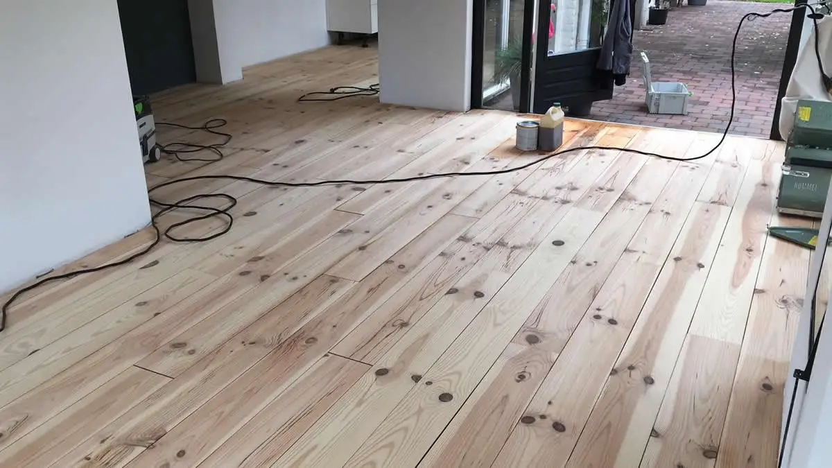 In Musselkanaal een Frans grenen vloer gerenoveerd en afgewerkt met Osmo Hardwax