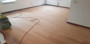 Nieuw buinen een houten vloer gerenoveerd en voorzien van 2k lak