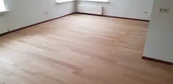Nieuw buinen een houten vloer gerenoveerd en voorzien van 2k lak