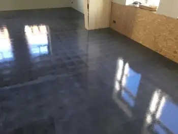 In Noordwijk een betonvloer gereinigd en in de pu coating gezet! In Noordwijk een betonvloer gereinigd en in de pu coating gezet!