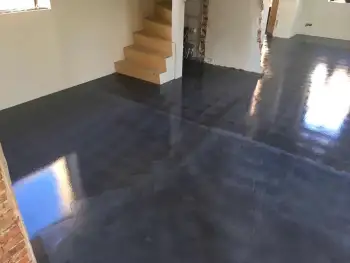 In Noordwijk een betonvloer gereinigd en in de pu coating gezet! In Noordwijk een betonvloer gereinigd en in de pu coating gezet!