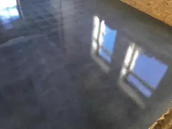 In Noordwijk een betonvloer gereinigd en in de pu coating gezet! In Noordwijk een betonvloer gereinigd en in de pu coating gezet!