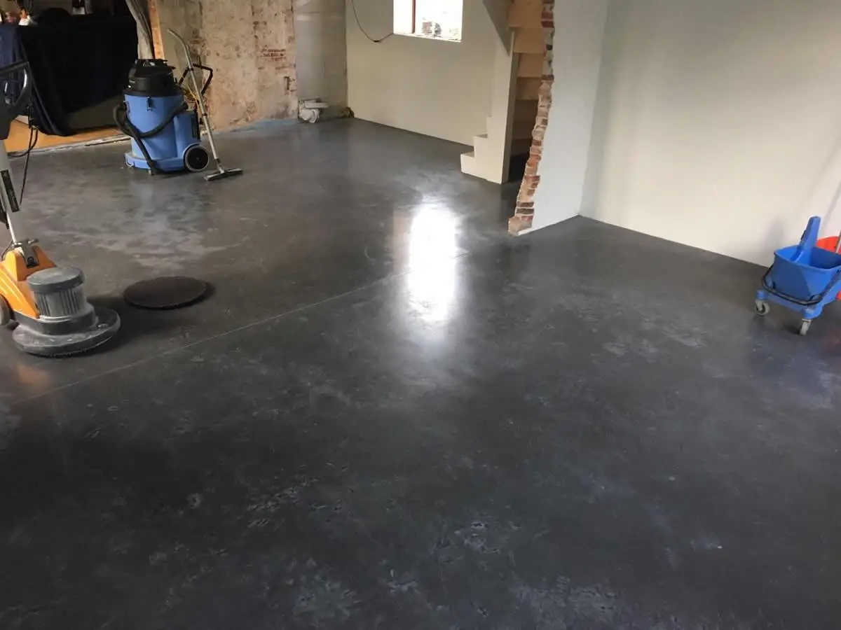 In Noordwijk een betonvloer gereinigd en in de pu coating gezet! In Noordwijk een betonvloer gereinigd en in de pu coating gezet!