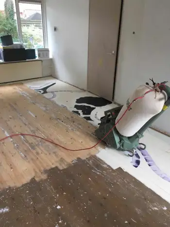 In Siddeburen grenenvloer gerenoveerd gepolijst in de lak gezet! In Siddeburen grenenvloer gerenoveerd gepolijst in de lak gezet!