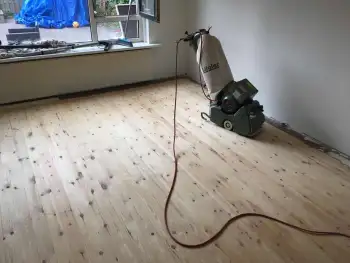 In Siddeburen grenenvloer gerenoveerd gepolijst in de lak gezet! In Siddeburen grenenvloer gerenoveerd gepolijst in de lak gezet!