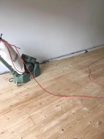 In Siddeburen grenenvloer gerenoveerd gepolijst in de lak gezet! In Siddeburen grenenvloer gerenoveerd gepolijst in de lak gezet!