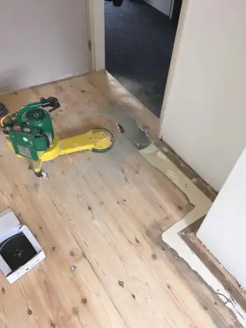 In Siddeburen grenenvloer gerenoveerd gepolijst in de lak gezet! In Siddeburen grenenvloer gerenoveerd gepolijst in de lak gezet!
