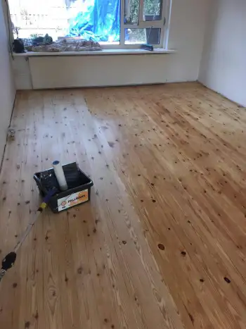 In Siddeburen grenenvloer gerenoveerd gepolijst in de lak gezet! In Siddeburen grenenvloer gerenoveerd gepolijst in de lak gezet!