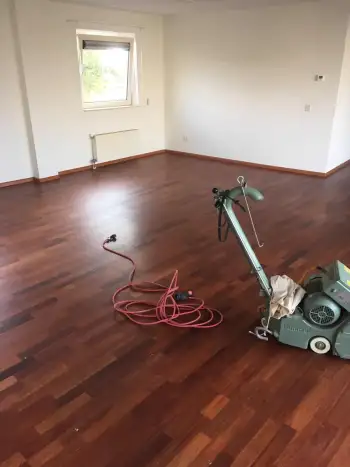 Stadskanaal Merbau lamelparket geschuurd voorzien van projectlak! Stadskanaal Merbau lamelparket geschuurd voorzien van projectlak!