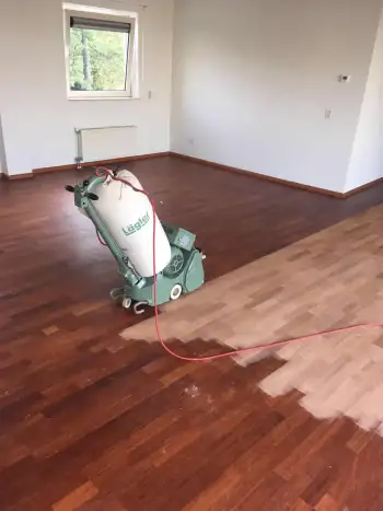 Stadskanaal Merbau lamelparket geschuurd voorzien van projectlak! Stadskanaal Merbau lamelparket geschuurd voorzien van projectlak!
