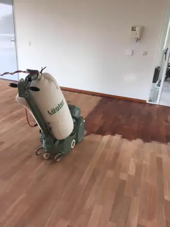 Stadskanaal Merbau lamelparket geschuurd voorzien van projectlak! Stadskanaal Merbau lamelparket geschuurd voorzien van projectlak!