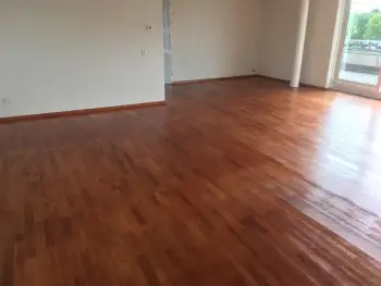 Stadskanaal Merbau lamelparket geschuurd voorzien van projectlak! Stadskanaal Merbau lamelparket geschuurd voorzien van projectlak!