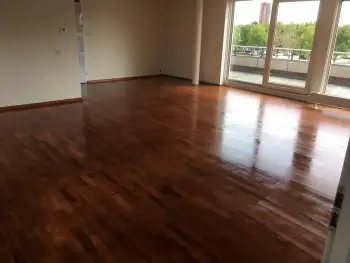 Stadskanaal Merbau lamelparket geschuurd voorzien van projectlak! Stadskanaal Merbau lamelparket geschuurd voorzien van projectlak!