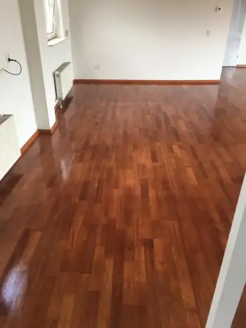 Stadskanaal Merbau lamelparket geschuurd voorzien van projectlak! Stadskanaal Merbau lamelparket geschuurd voorzien van projectlak!