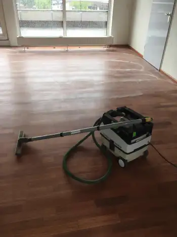 Stadskanaal Merbau lamelparket geschuurd voorzien van projectlak! Stadskanaal Merbau lamelparket geschuurd voorzien van projectlak!