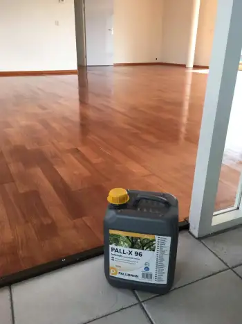 Stadskanaal Merbau lamelparket geschuurd voorzien van projectlak! Stadskanaal Merbau lamelparket geschuurd voorzien van projectlak!