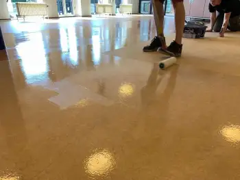 In Veendam een Marmoleum vloer renoveren afgewerkt met 2k PU lak