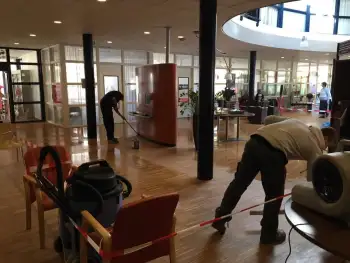 Onderhoud van eiken vloer afwerken met Oil-care verzorgingstehuis Veendam