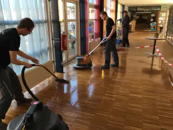 Onderhoud van eiken vloer afwerken met Oil-care verzorgingstehuis Veendam