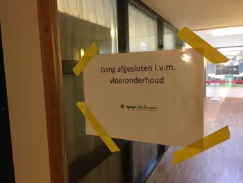 Onderhoud van eiken vloer afwerken met Oil-care verzorgingstehuis Veendam