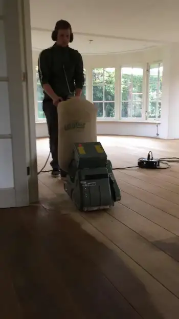 In Vries een eikenvloer gelegd van voorbereiding tot afwerking. In Vries een eikenvloer gelegd van voorbereiding tot afwerking.