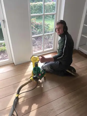 In Vries een eikenvloer gelegd van voorbereiding tot afwerking. In Vries een eikenvloer gelegd van voorbereiding tot afwerking.