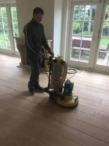 In Vries een eikenvloer gelegd van voorbereiding tot afwerking. In Vries een eikenvloer gelegd van voorbereiding tot afwerking.