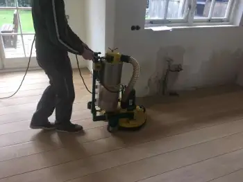 In Vries een eikenvloer gelegd van voorbereiding tot afwerking. In Vries een eikenvloer gelegd van voorbereiding tot afwerking.