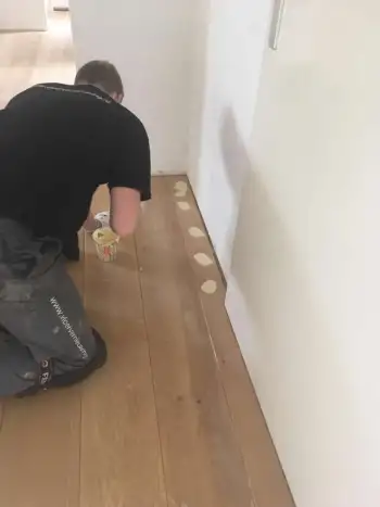 In Vries een eikenvloer gelegd van voorbereiding tot afwerking. In Vries een eikenvloer gelegd van voorbereiding tot afwerking.