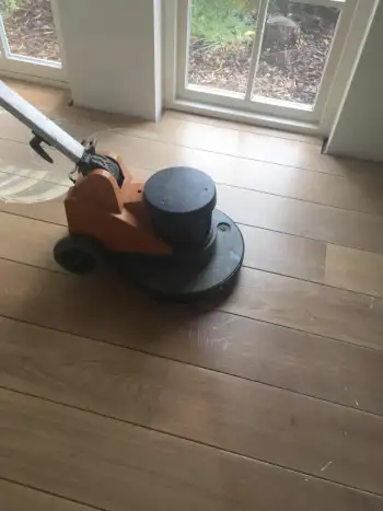 In Vries een eikenvloer gelegd van voorbereiding tot afwerking. In Vries een eikenvloer gelegd van voorbereiding tot afwerking.