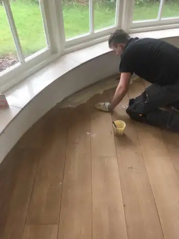 In Vries een eikenvloer gelegd van voorbereiding tot afwerking. In Vries een eikenvloer gelegd van voorbereiding tot afwerking.