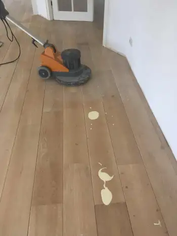 In Vries een eikenvloer gelegd van voorbereiding tot afwerking. In Vries een eikenvloer gelegd van voorbereiding tot afwerking.