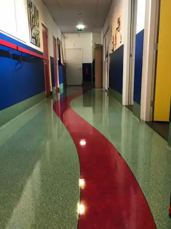 Linoleum vloer schoonmaken in de samenwerkingsschool op Wier