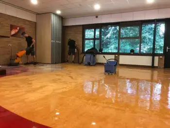 Linoleum vloer schoonmaken in de samenwerkingsschool op Wier
