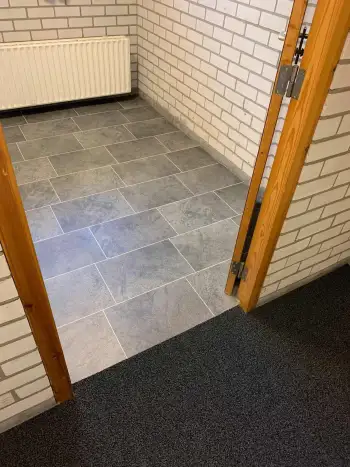Saneren van een siergrind vloer doorspoelen middels Truckmount Saneren van een siergrind vloer doorspoelen middels Truckmount