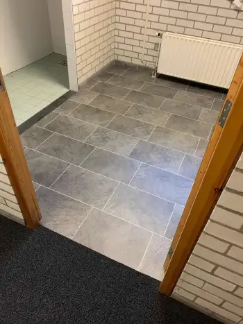 Saneren van een siergrind vloer doorspoelen middels Truckmount Saneren van een siergrind vloer doorspoelen middels Truckmount