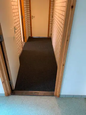 Saneren van een siergrind vloer doorspoelen middels Truckmount Saneren van een siergrind vloer doorspoelen middels Truckmount